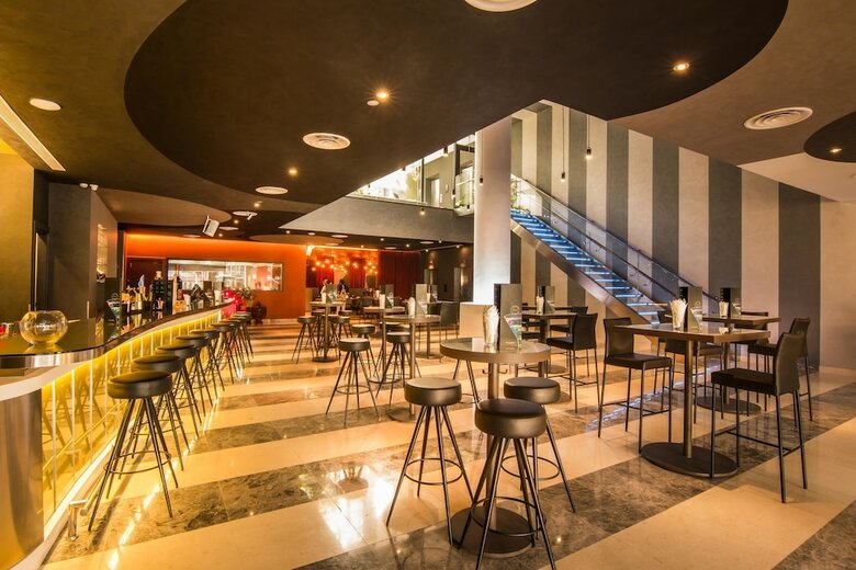 Sun & Moon, Urban Hotel