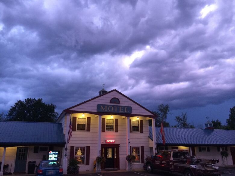 Colonial Valley Motel