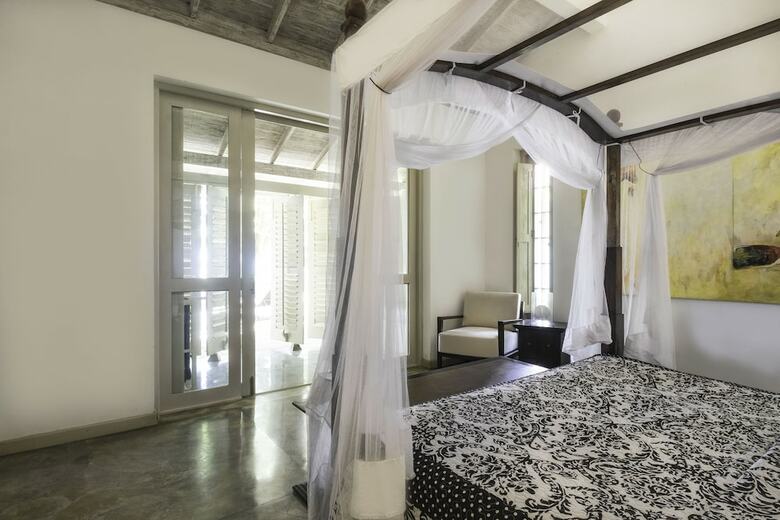 Villa Satin Doll