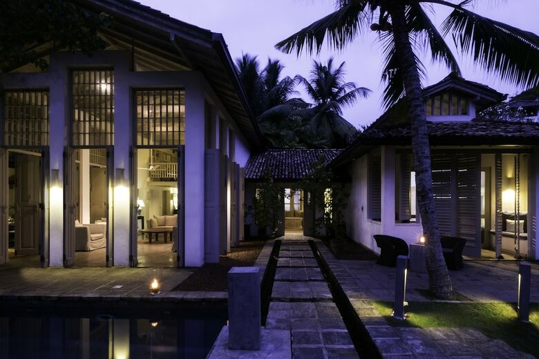 Villa Satin Doll