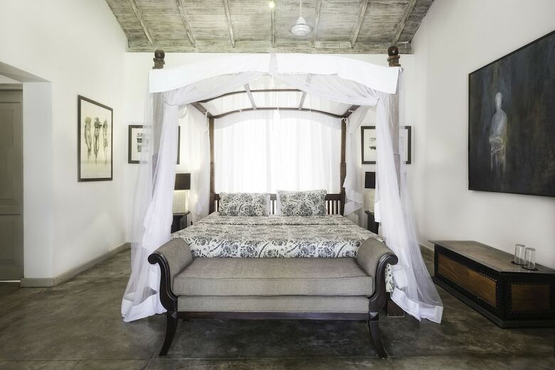 Villa Satin Doll