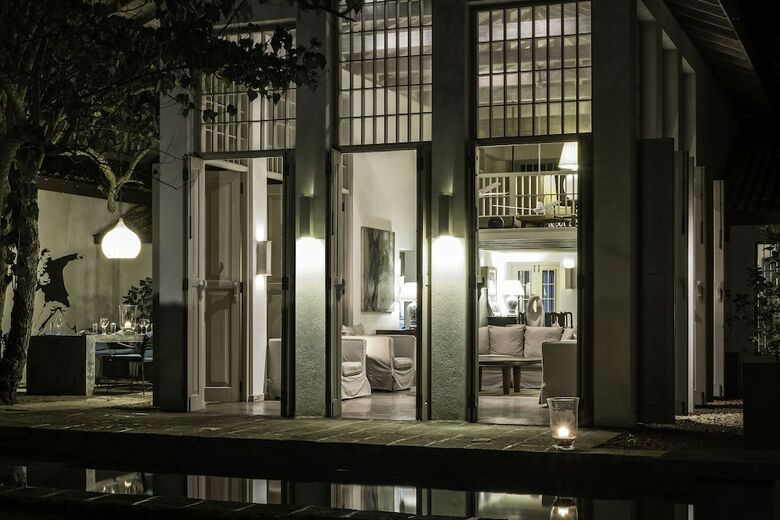Villa Satin Doll