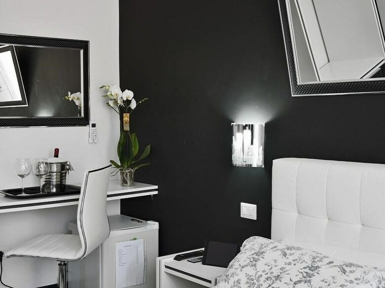 Bed & Breakfast Black & White G&g