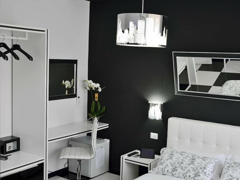Bed & Breakfast Black & White G&g