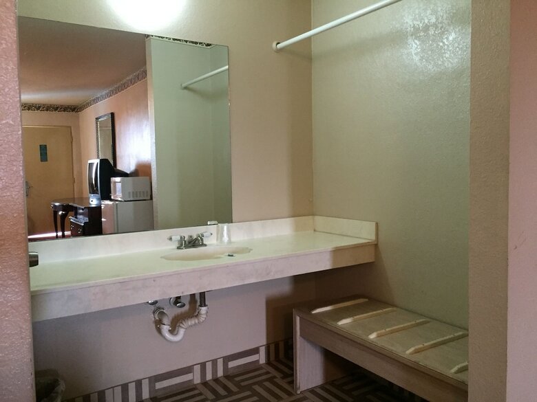 Motel Deluxe Inn Airport