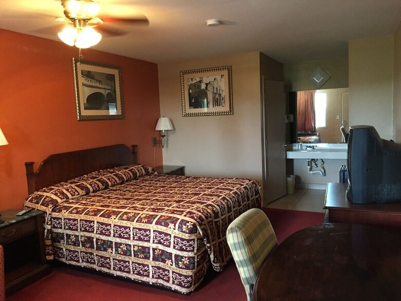 Motel Deluxe Inn Airport