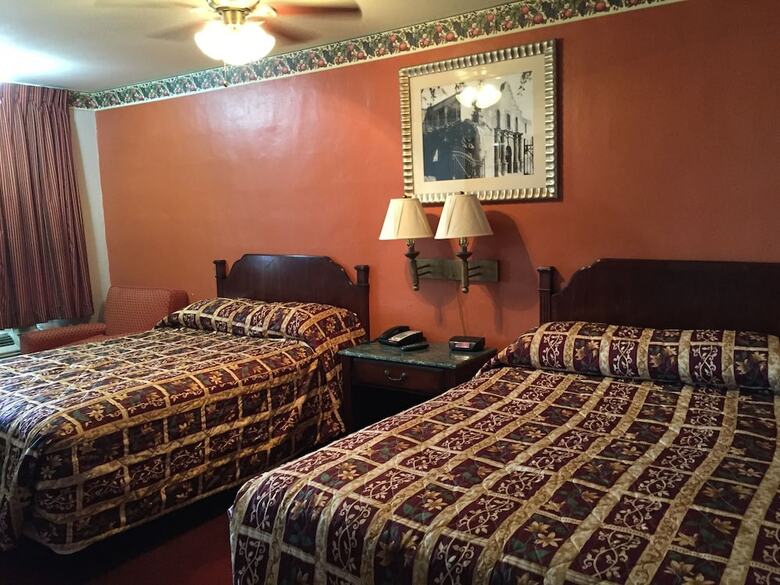 Motel Deluxe Inn Airport