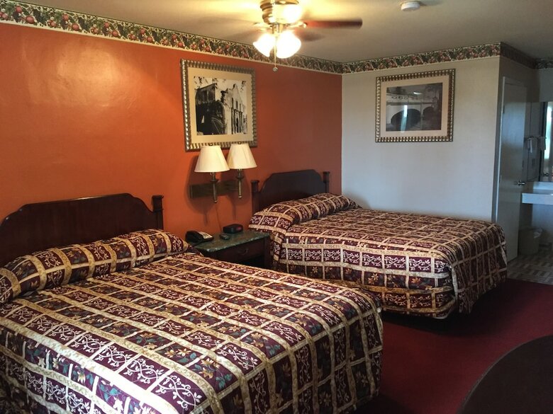 Motel Deluxe Inn Airport