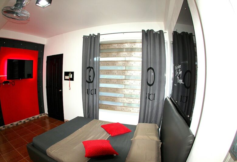 Micky Santoro Hotel & Restaurant