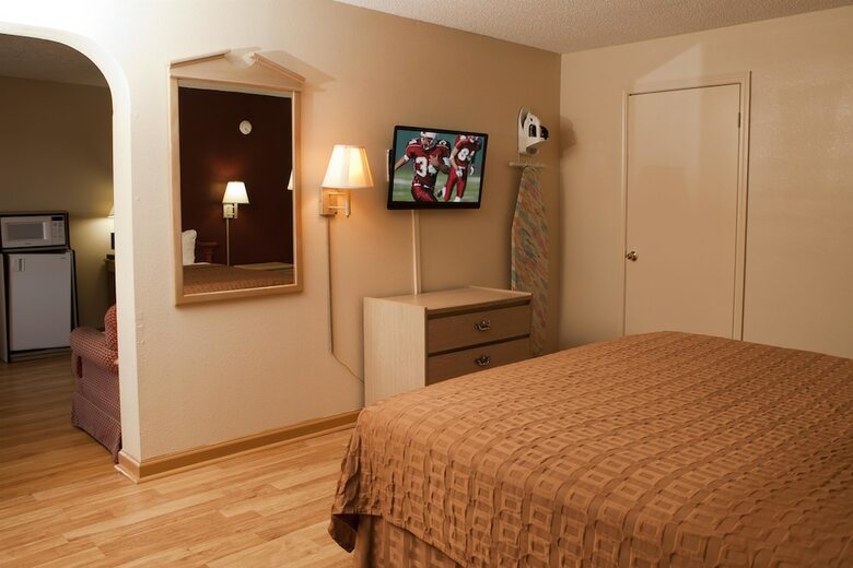 Hotel Red Roof Inn & Suites Jackson, Tn