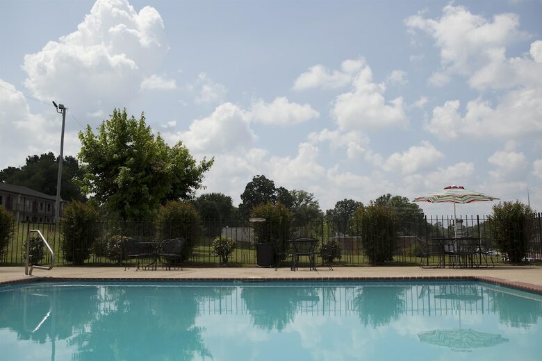 Hotel Red Roof Inn & Suites Jackson, Tn