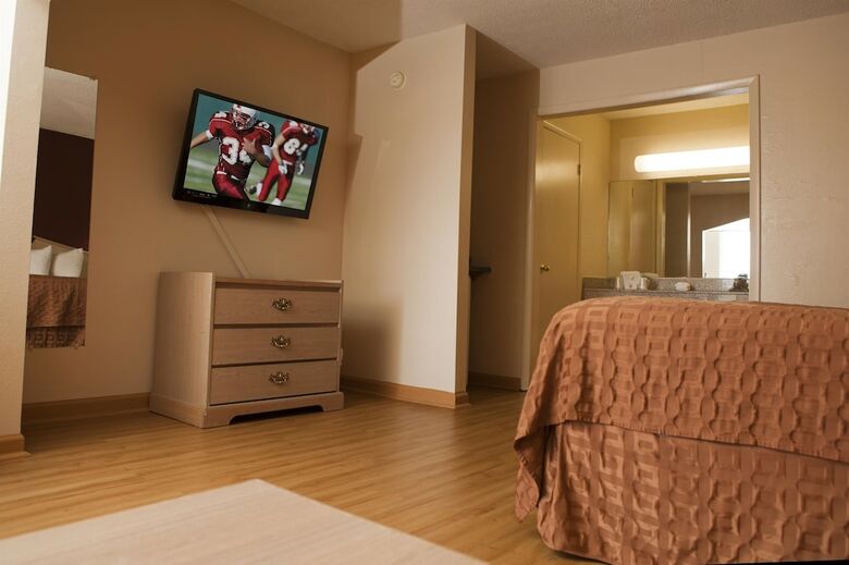 Hotel Red Roof Inn & Suites Jackson, Tn