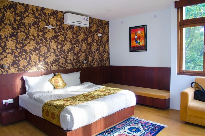 Hotel The Golden Crest