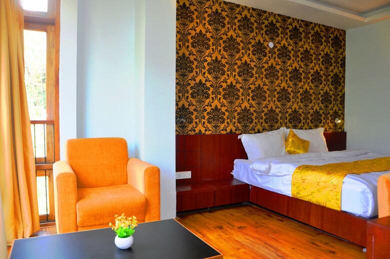 Hotel The Golden Crest