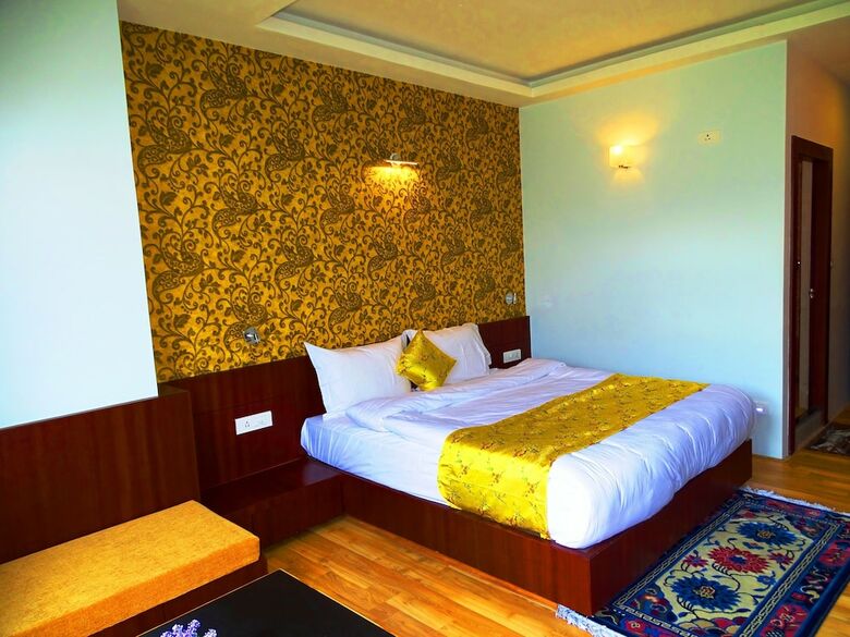 Hotel The Golden Crest