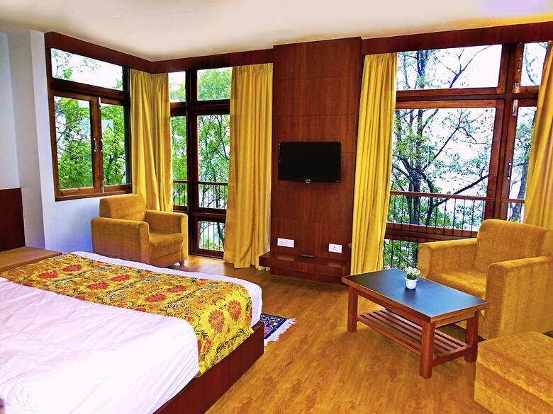 Hotel The Golden Crest
