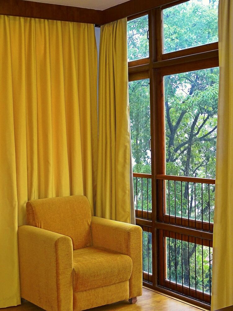 Hotel The Golden Crest