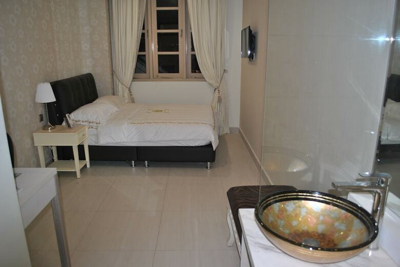 Jayleen Clarke Quay Hotel