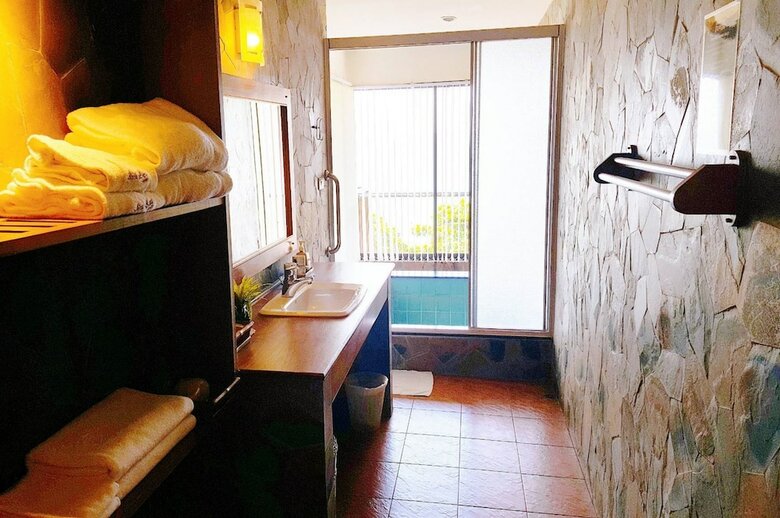 Hotel Birds And Bees Resort