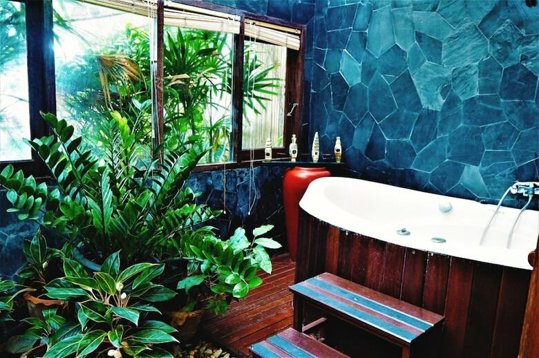 Hotel Birds And Bees Resort