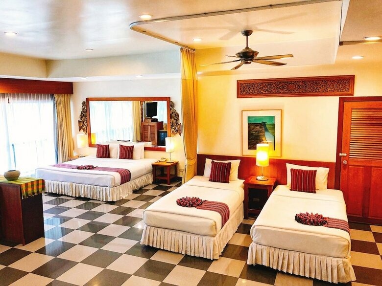 Hotel Birds And Bees Resort