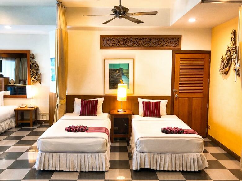 Hotel Birds And Bees Resort