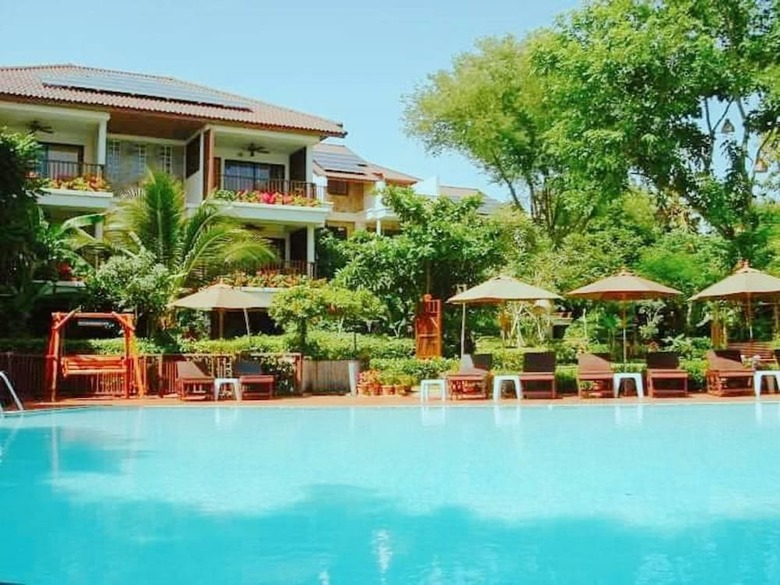 Hotel Birds And Bees Resort