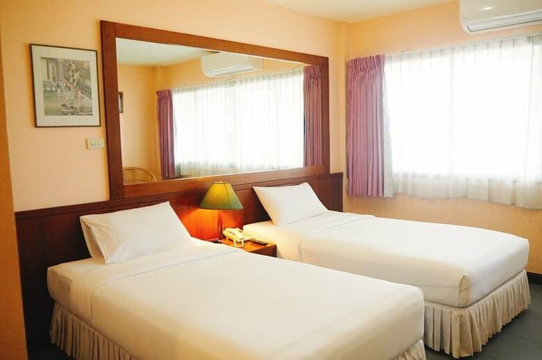 Hotel Birds And Bees Resort