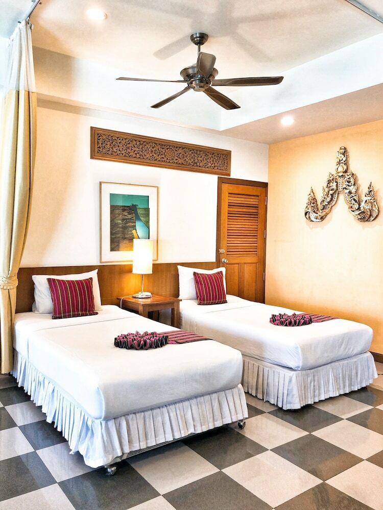Hotel Birds And Bees Resort