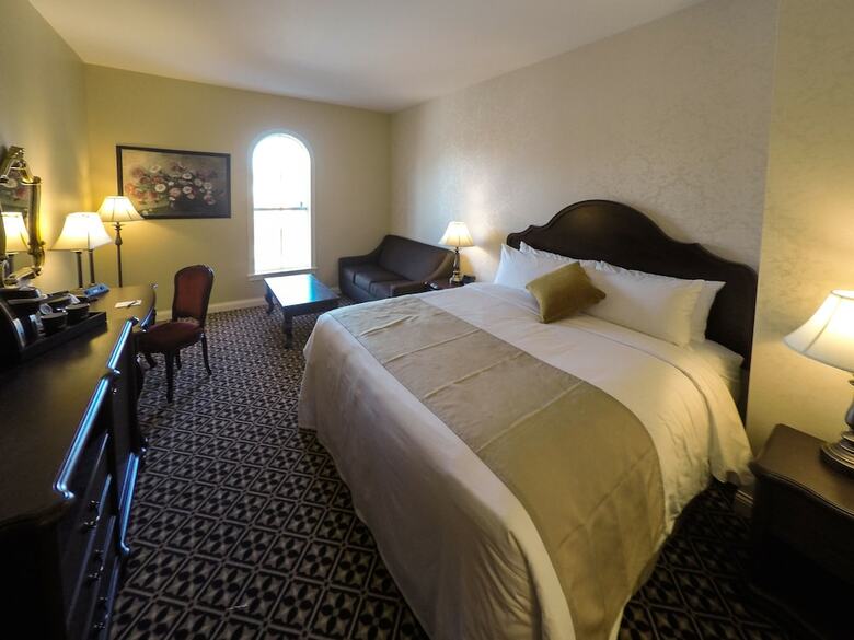 The Mount Vernon Grand Hotel