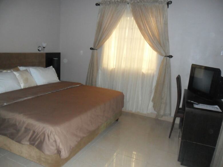 Hotel Swisscottage Suites