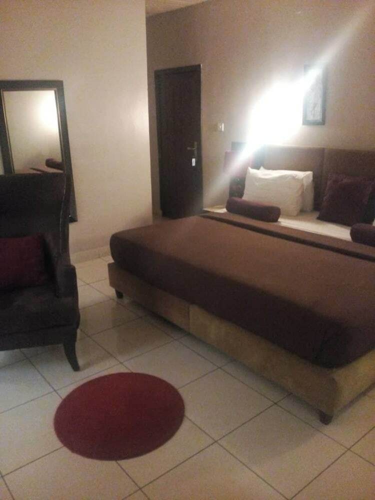 Hotel Swisscottage Suites