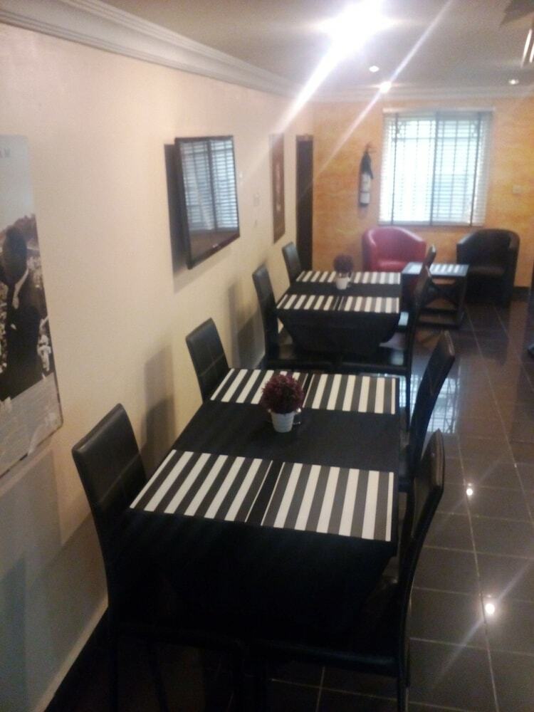 Hotel Swisscottage Suites