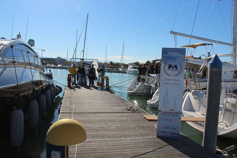 Catamarano Mauticat Boat & Breakfast