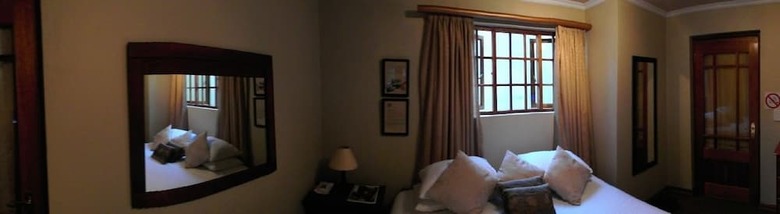 Hotel 2 Leafed Doors