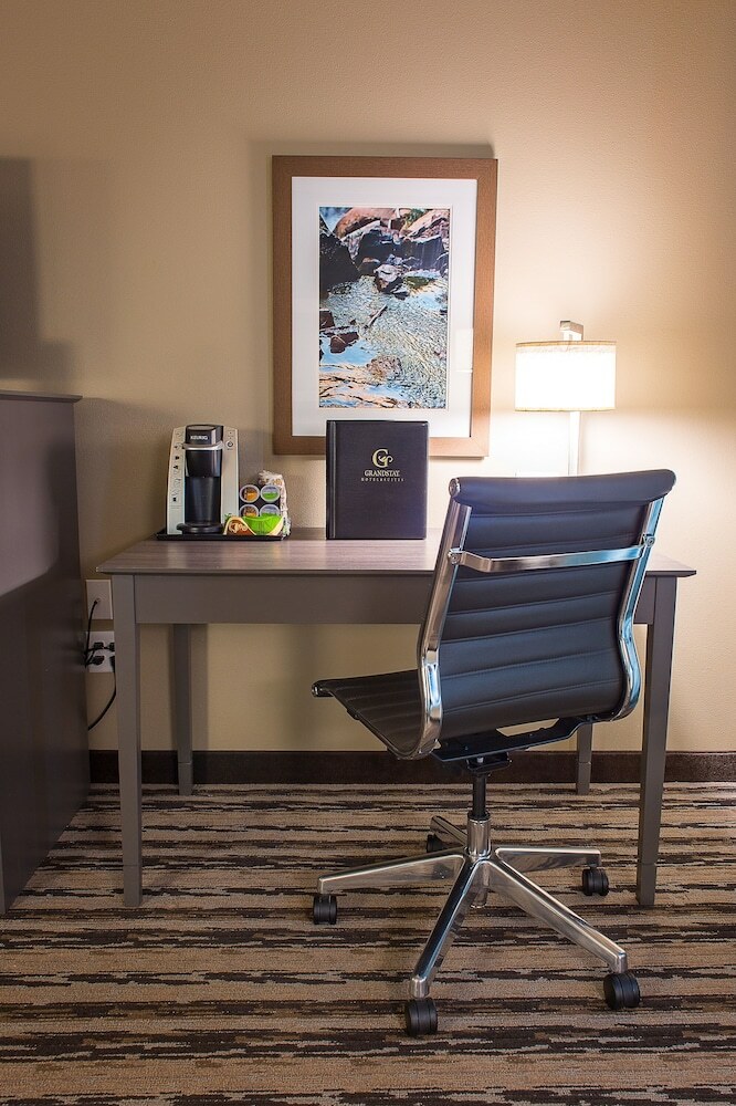 Grandstay Hotel And Suites