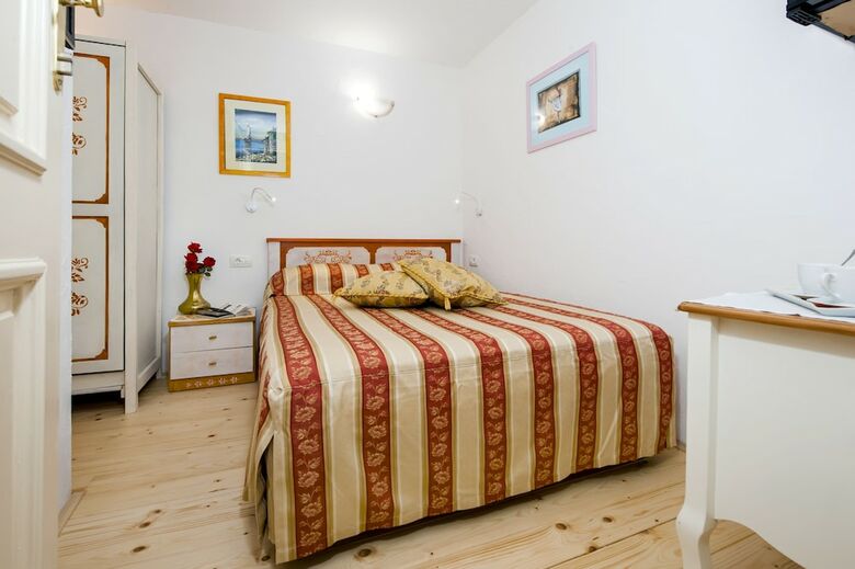 Hotel Rooms Sotto I Volti