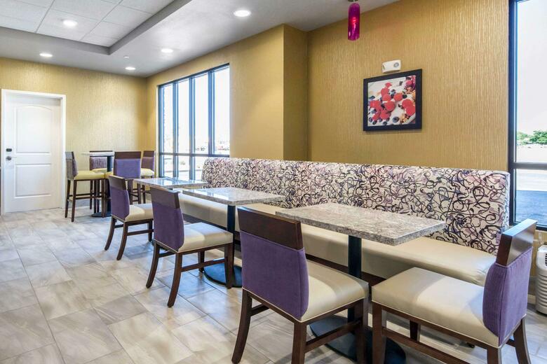 Hotel Comfort Inn & Suites