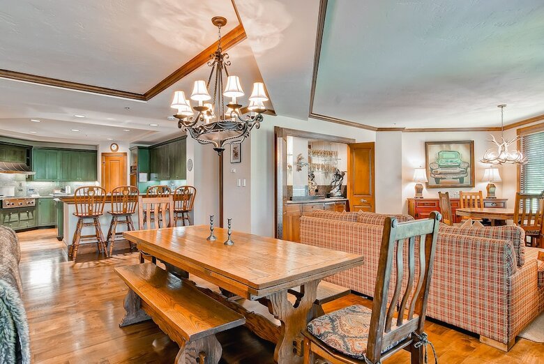 Mccoy Peak Lodge By East West Hospitality