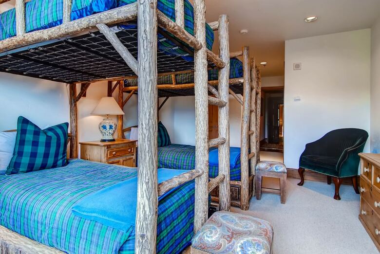 Mccoy Peak Lodge By East West Hospitality