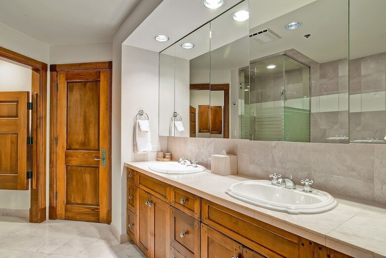 Mccoy Peak Lodge By East West Hospitality