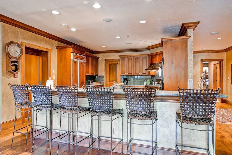 Mccoy Peak Lodge By East West Hospitality