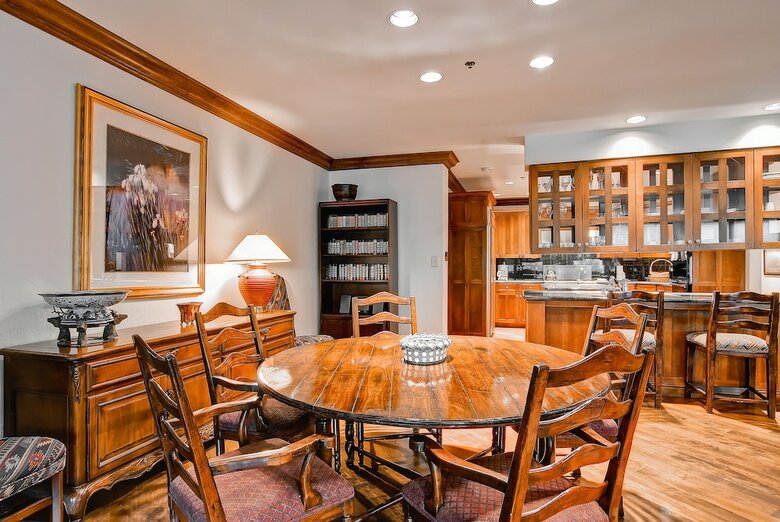 Mccoy Peak Lodge By East West Hospitality