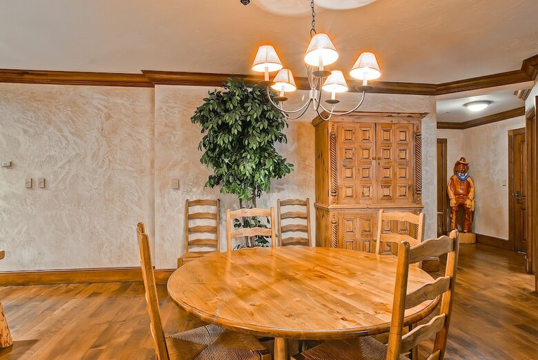 Mccoy Peak Lodge By East West Hospitality