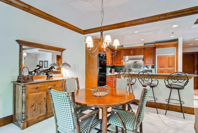 Mccoy Peak Lodge By East West Hospitality