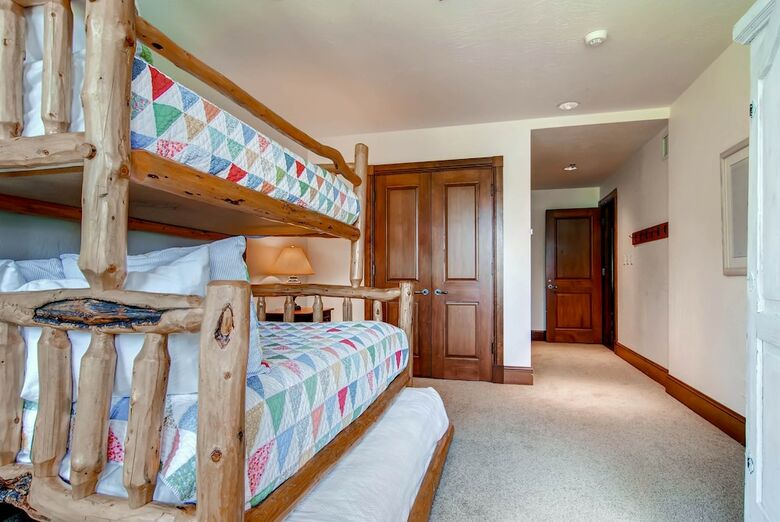 Mccoy Peak Lodge By East West Hospitality
