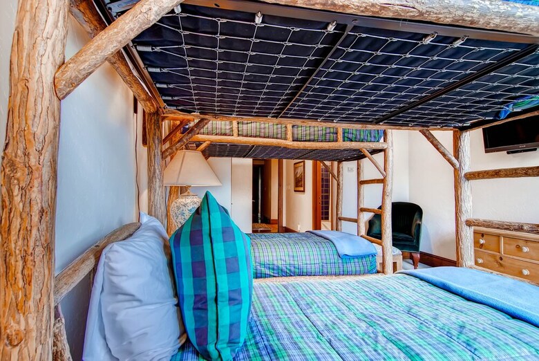 Mccoy Peak Lodge By East West Hospitality