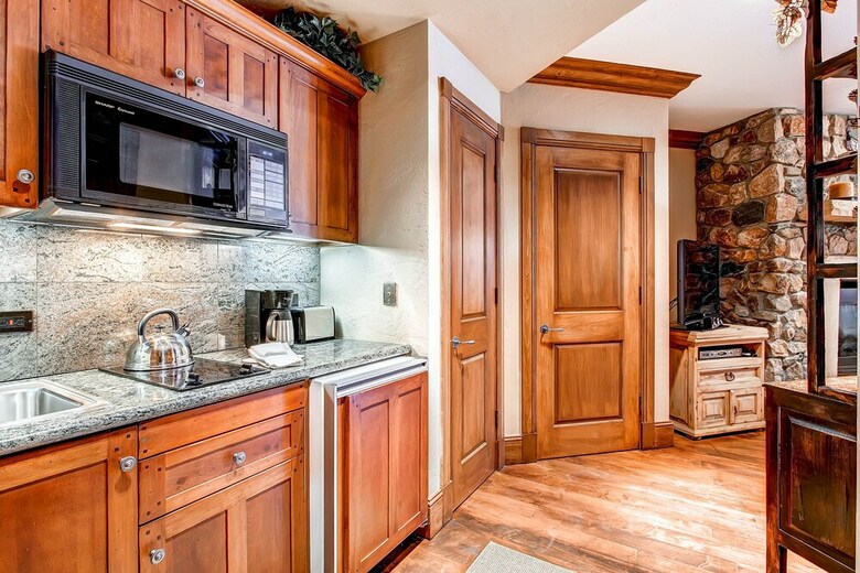 Mccoy Peak Lodge By East West Hospitality