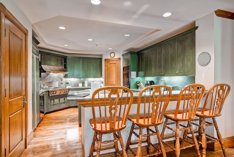 Mccoy Peak Lodge By East West Hospitality