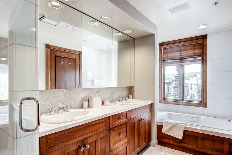 Mccoy Peak Lodge By East West Hospitality